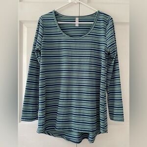 NWOT LulaRoe “Lynnae” Women’s Long Sleeve Shirt. Size M